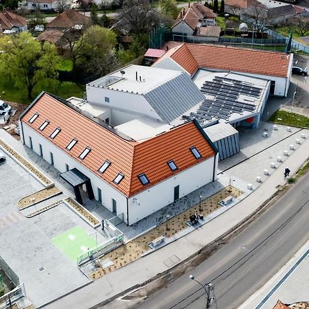 Eleven Business & Sport Hotel Jaszarokszallas Εξωτερικό φωτογραφία
