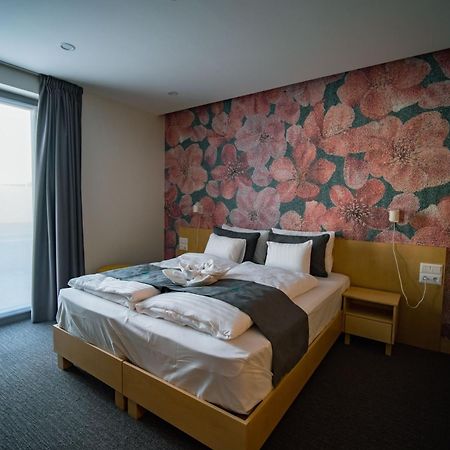 Eleven Business & Sport Hotel Jaszarokszallas Εξωτερικό φωτογραφία