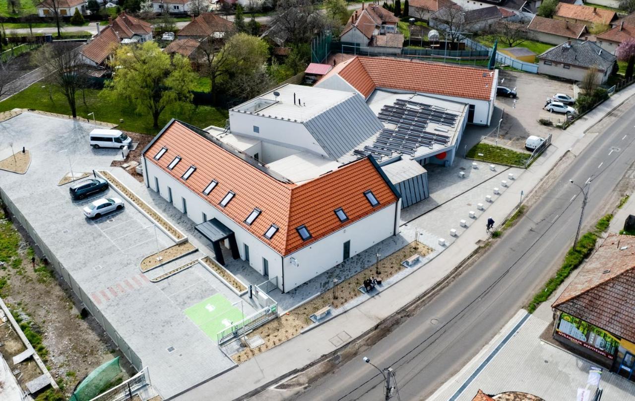 Eleven Business & Sport Hotel Jaszarokszallas Εξωτερικό φωτογραφία