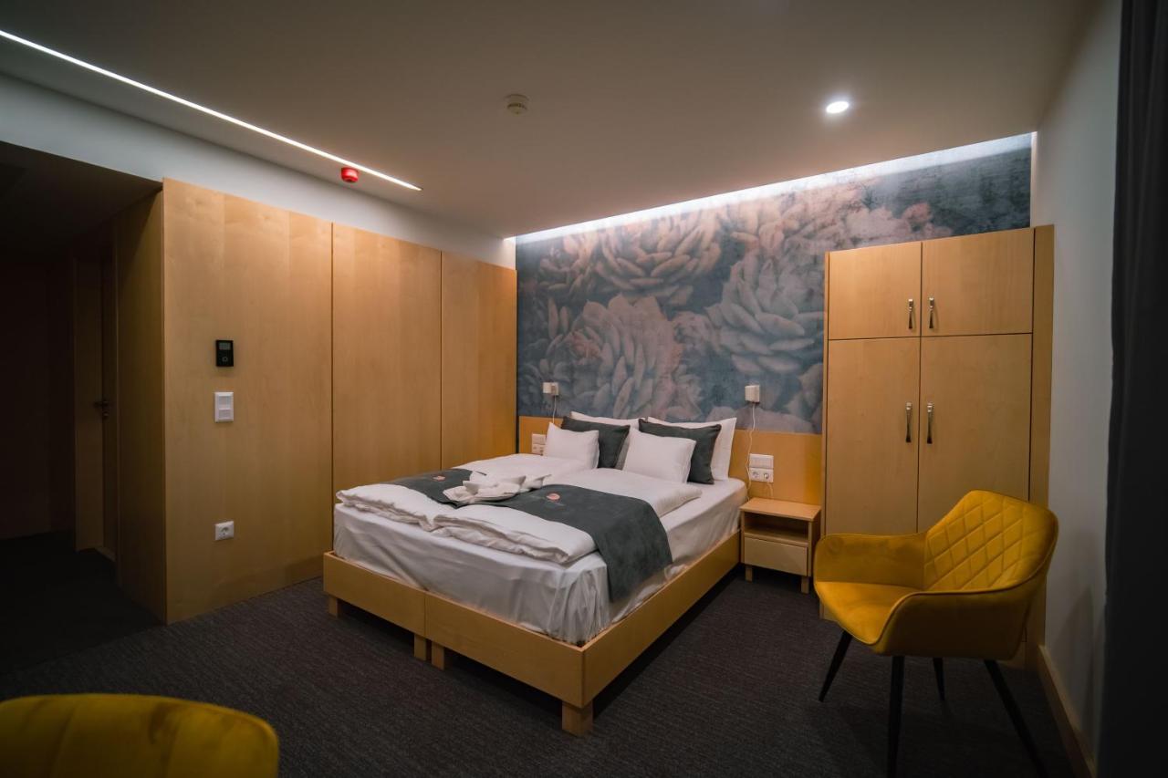Eleven Business & Sport Hotel Jaszarokszallas Εξωτερικό φωτογραφία