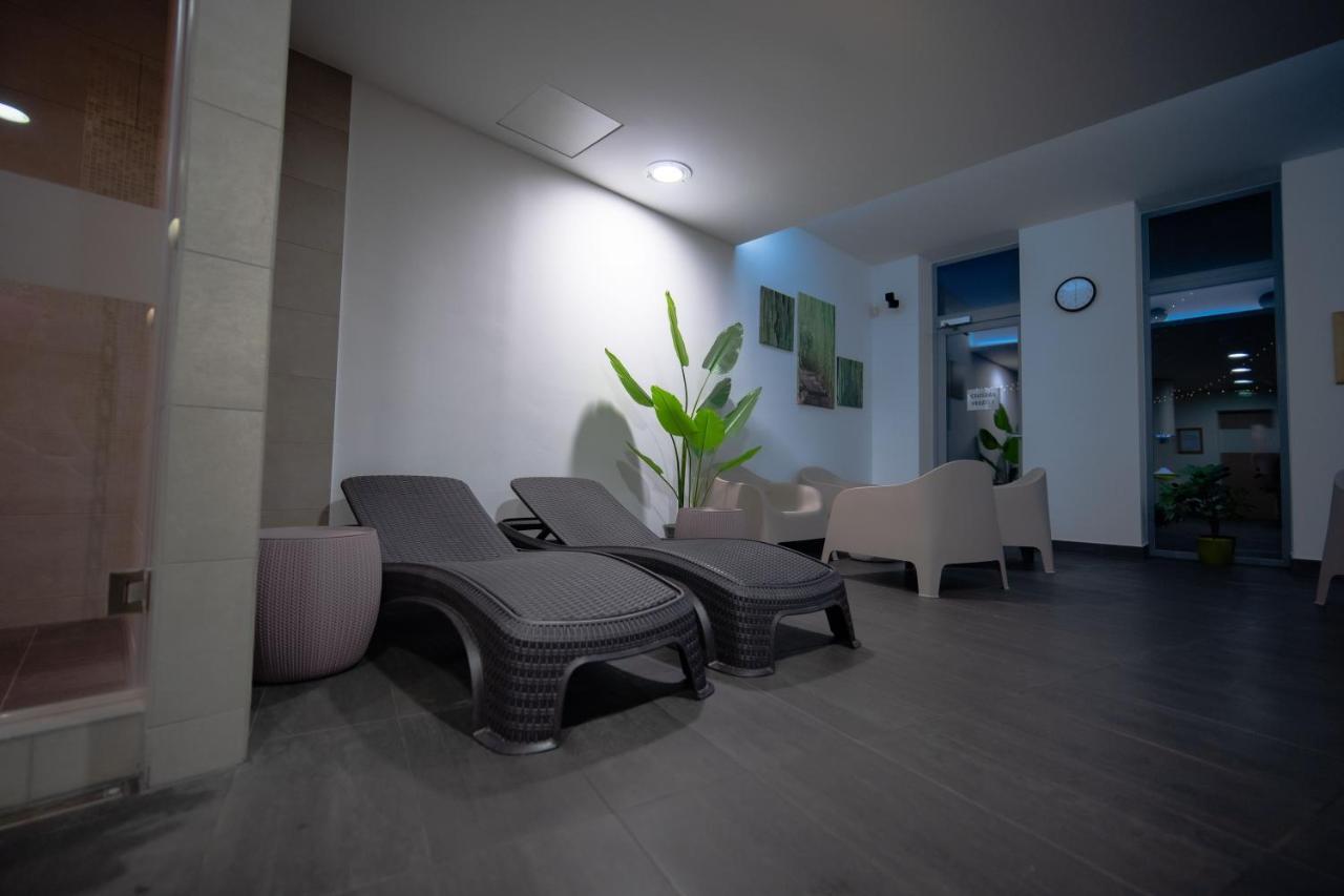 Eleven Business & Sport Hotel Jaszarokszallas Εξωτερικό φωτογραφία