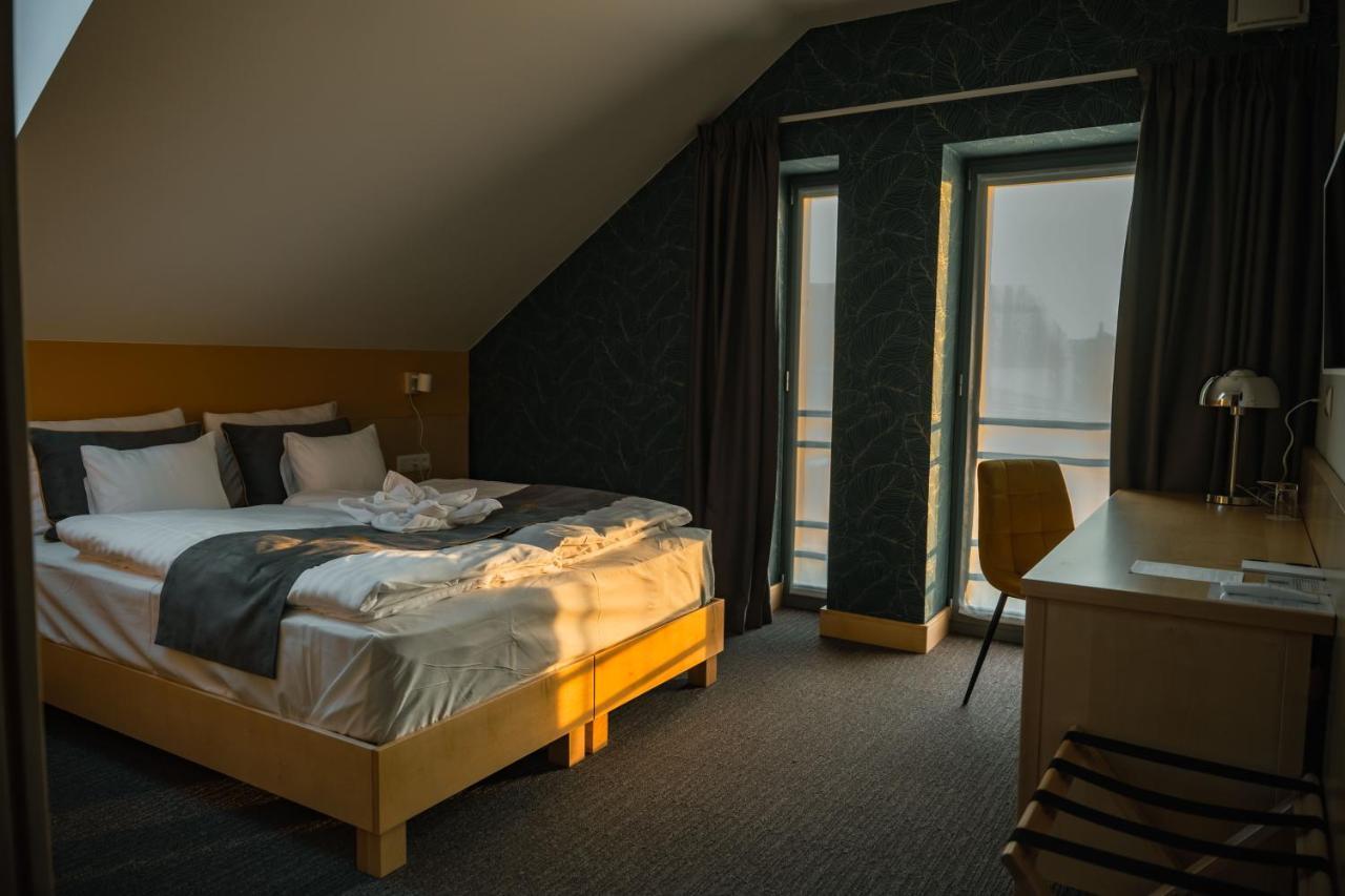 Eleven Business & Sport Hotel Jaszarokszallas Εξωτερικό φωτογραφία