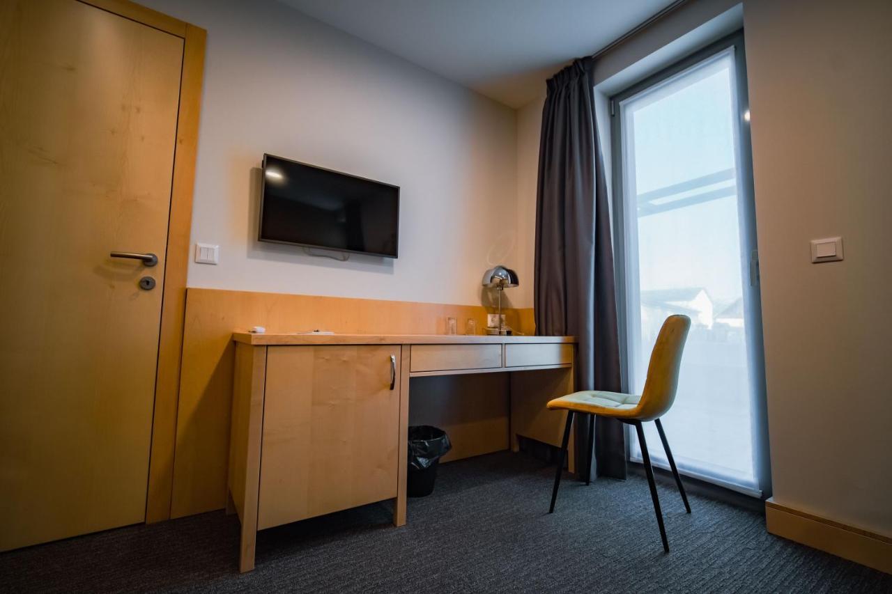 Eleven Business & Sport Hotel Jaszarokszallas Εξωτερικό φωτογραφία