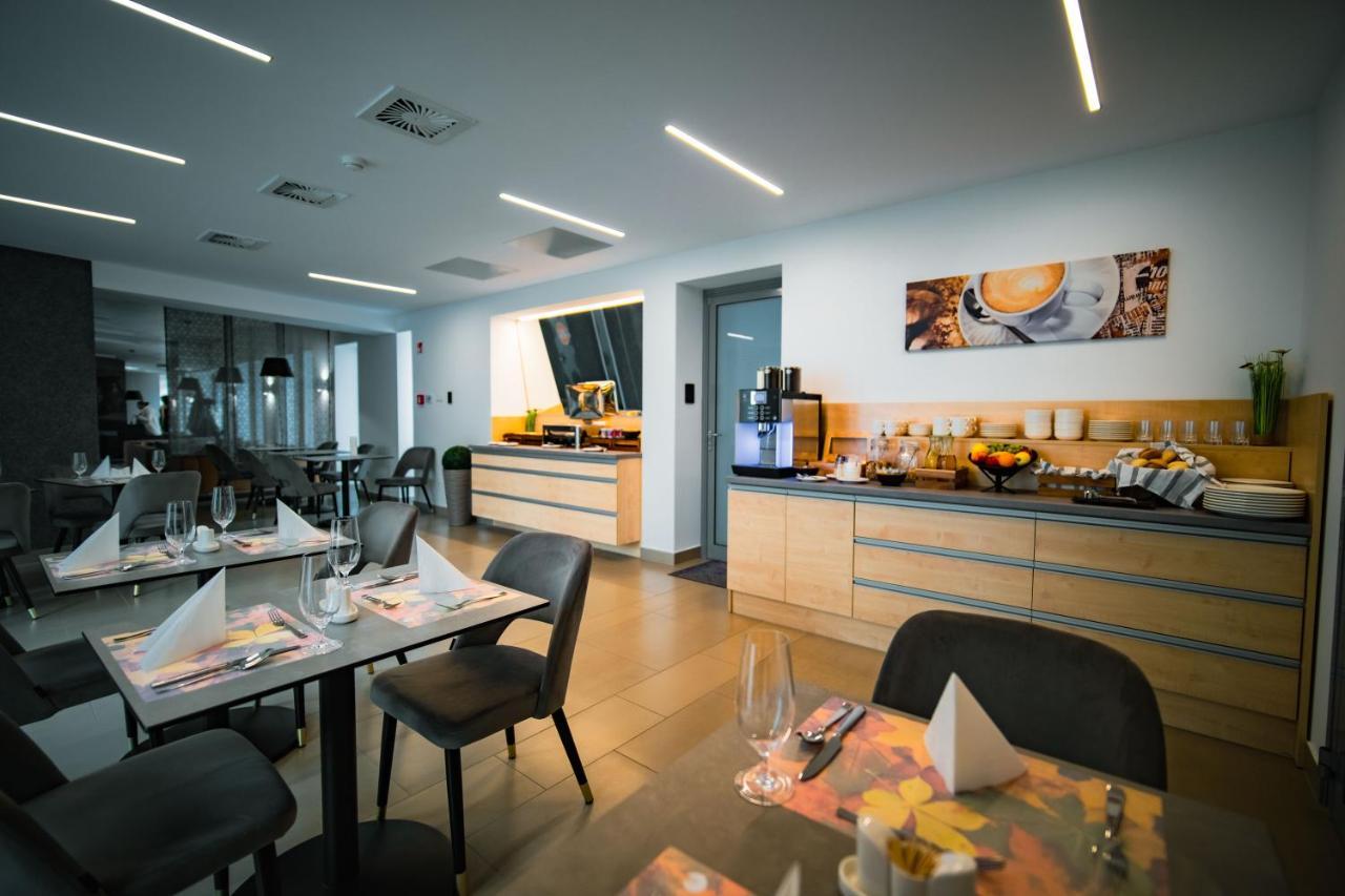 Eleven Business & Sport Hotel Jaszarokszallas Εξωτερικό φωτογραφία