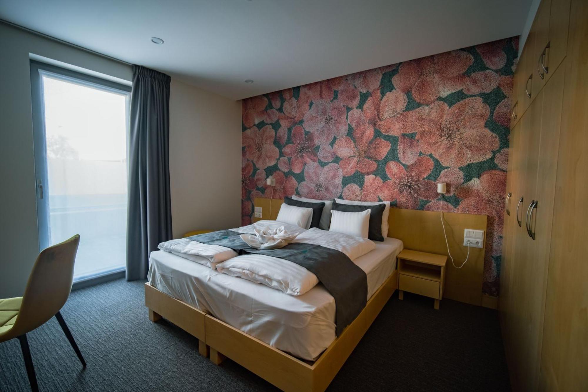 Eleven Business & Sport Hotel Jaszarokszallas Εξωτερικό φωτογραφία