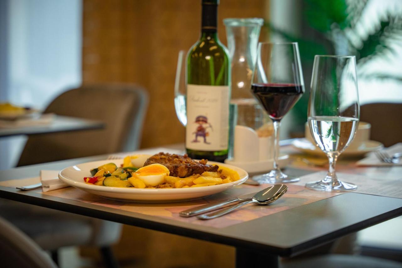Eleven Business & Sport Hotel Jaszarokszallas Εξωτερικό φωτογραφία