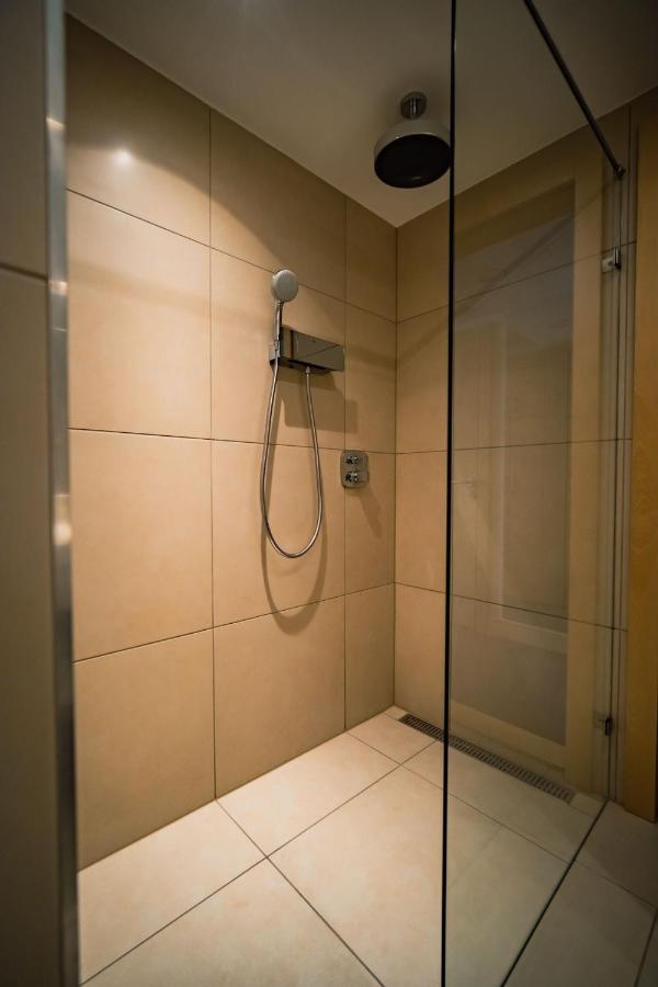 Eleven Business & Sport Hotel Jaszarokszallas Εξωτερικό φωτογραφία