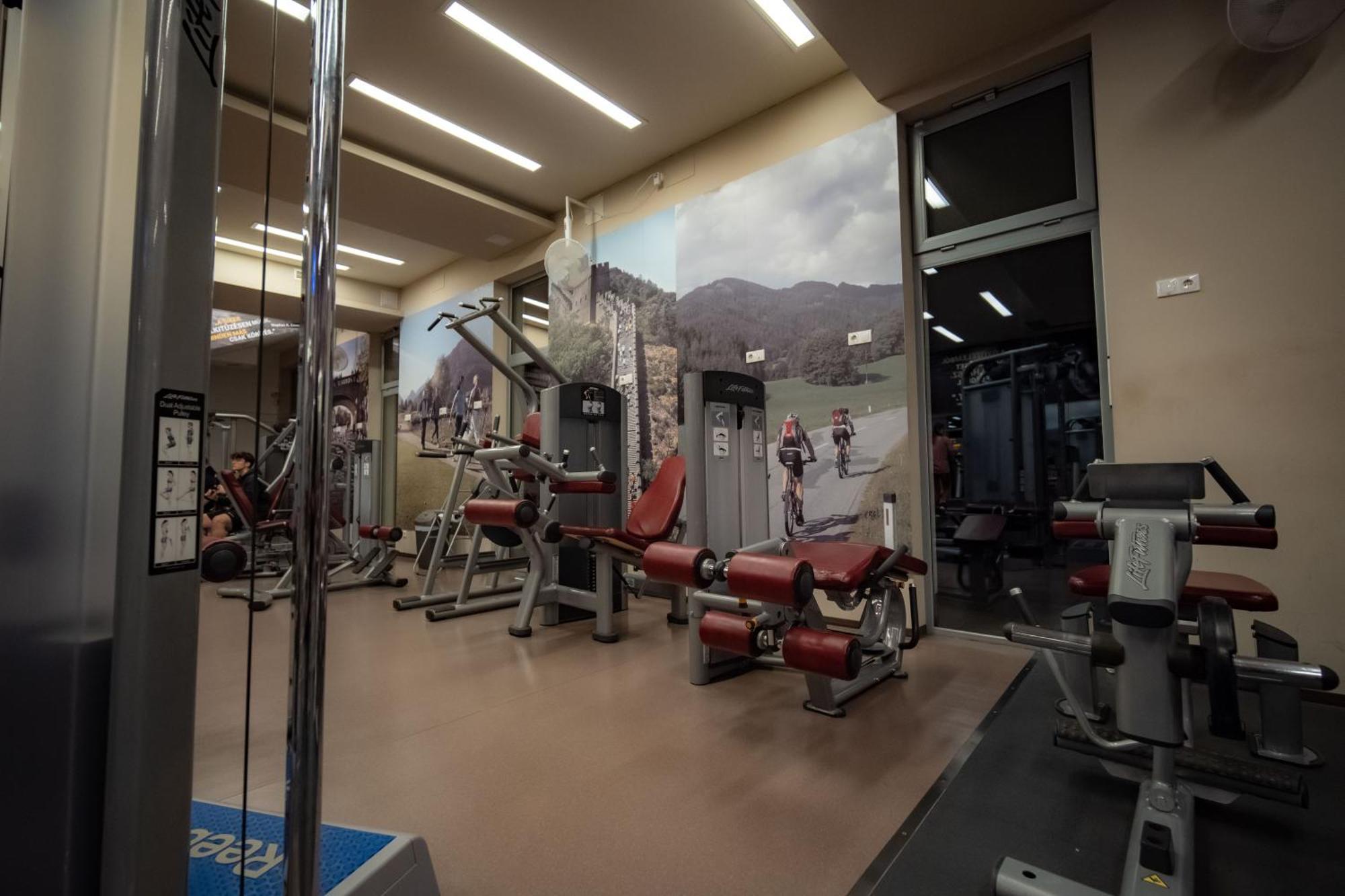 Eleven Business & Sport Hotel Jaszarokszallas Εξωτερικό φωτογραφία