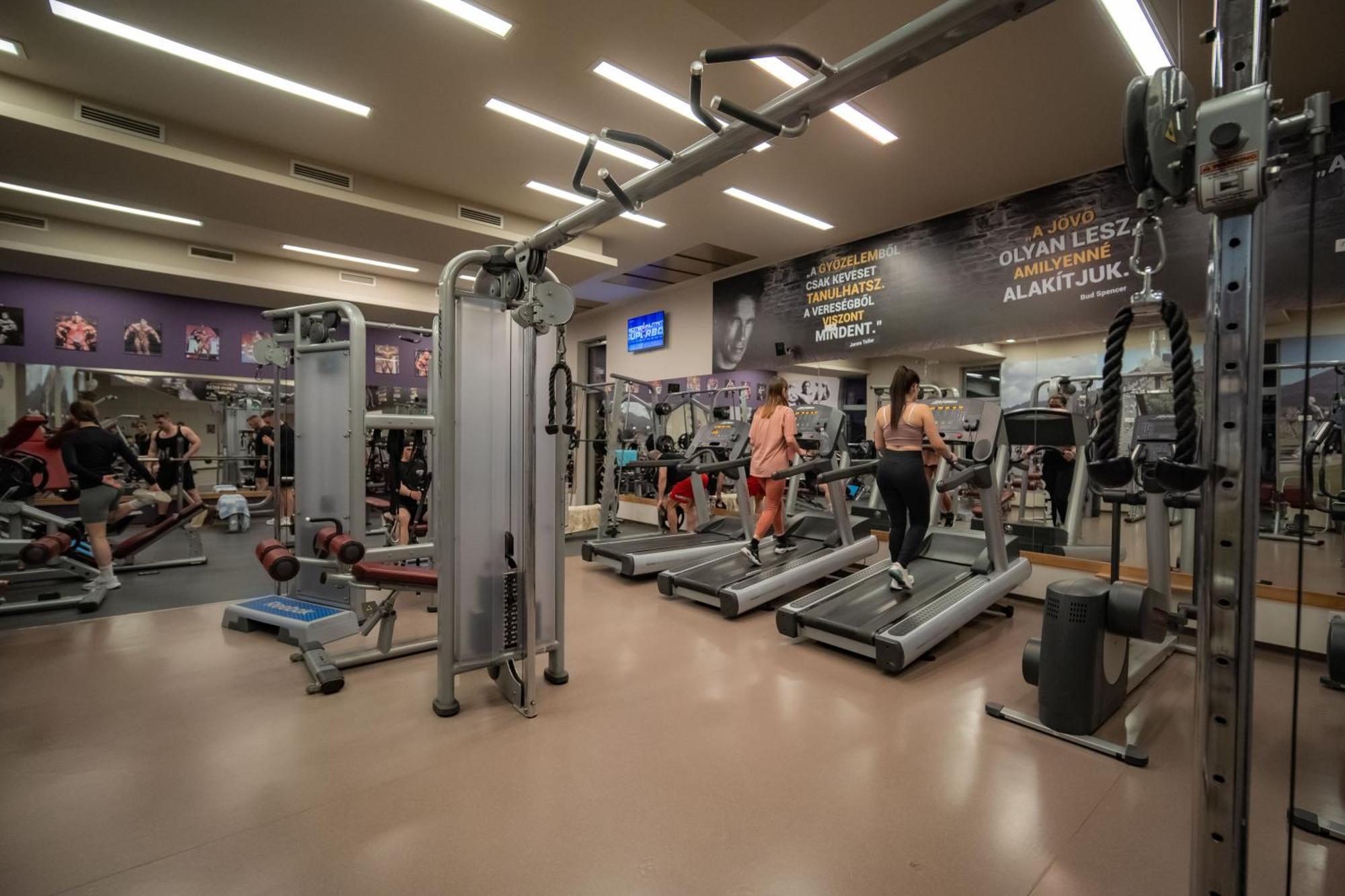 Eleven Business & Sport Hotel Jaszarokszallas Εξωτερικό φωτογραφία